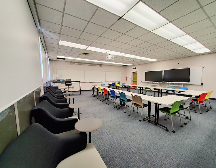 Image of empty 科学 教育 classroom